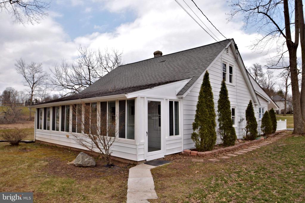 2749 WOODLAND AVE