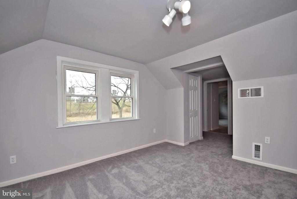 2749 WOODLAND AVE