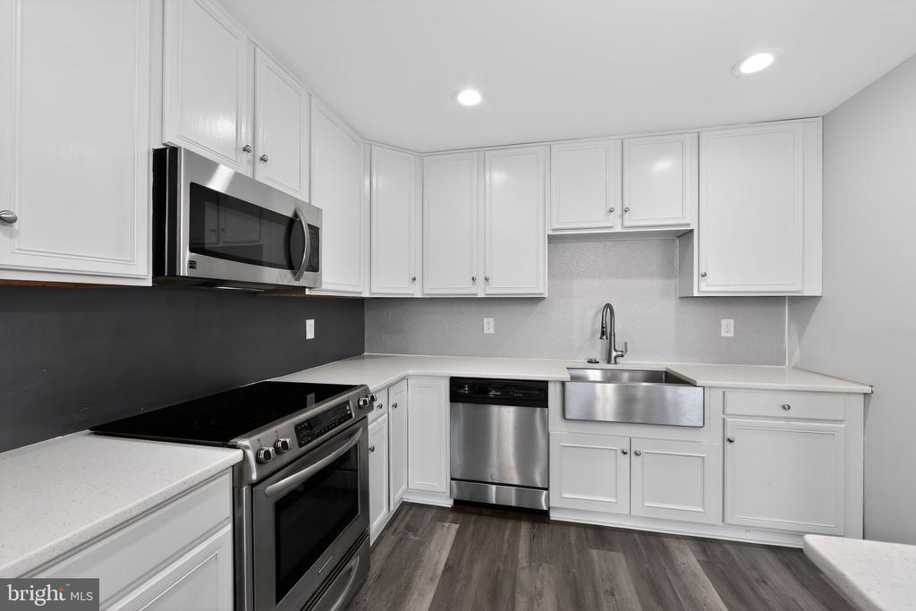 5506 DRAWBRIDGE COURT