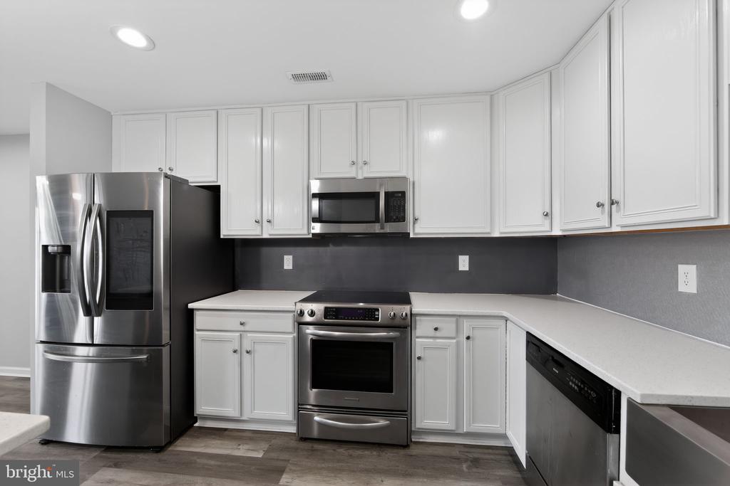 5506 DRAWBRIDGE COURT