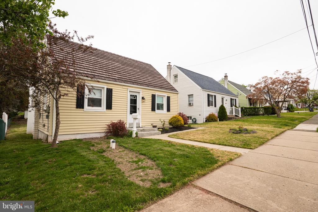 121 W 6TH