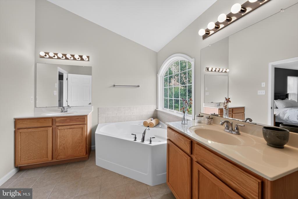 1100 AUTUMNVIEW LANE