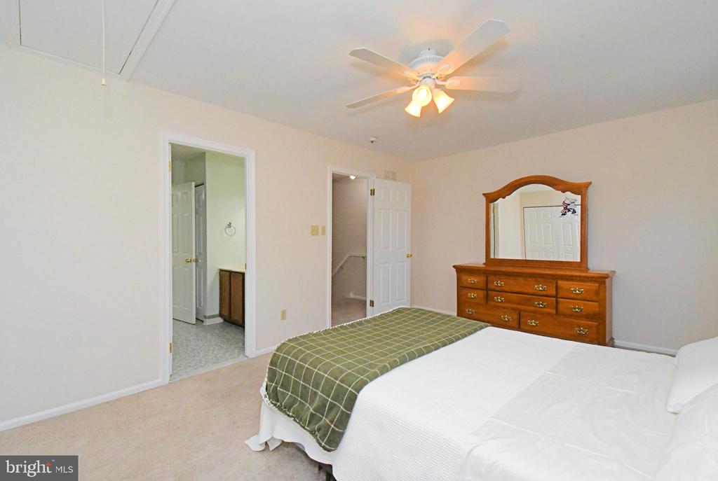 2489 HILLENDALE DRIVE