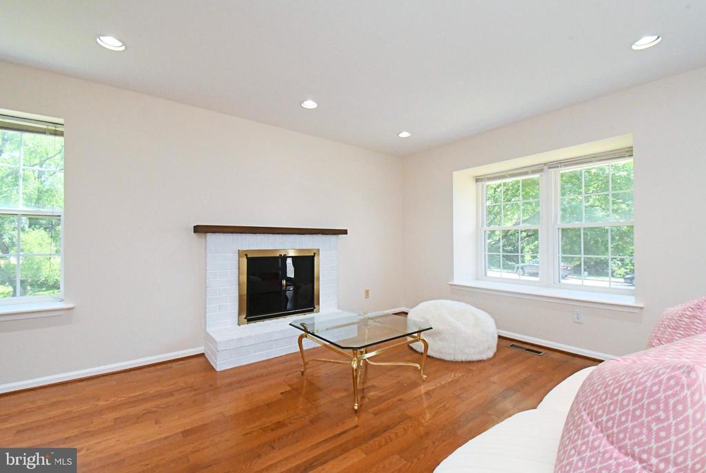 2489 HILLENDALE DRIVE