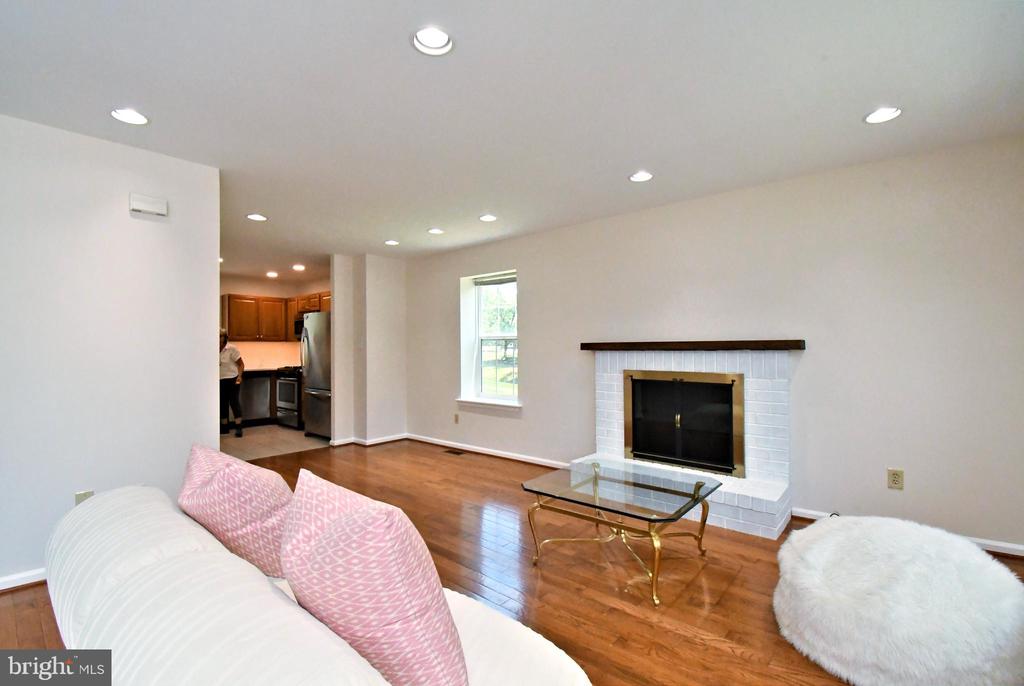 2489 HILLENDALE DRIVE