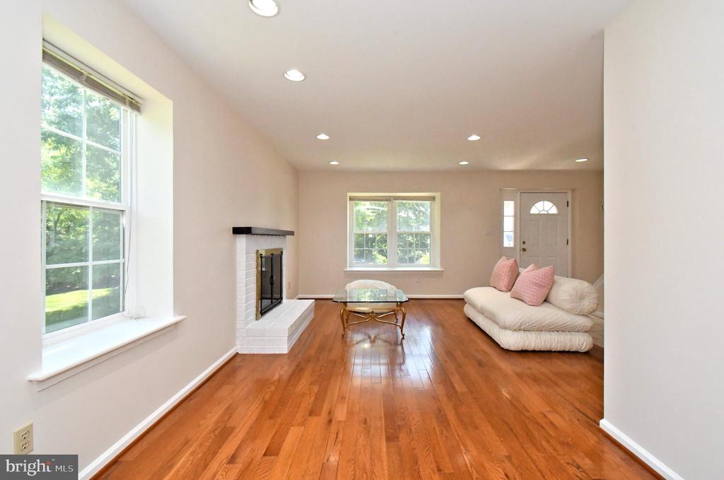 2489 HILLENDALE DRIVE