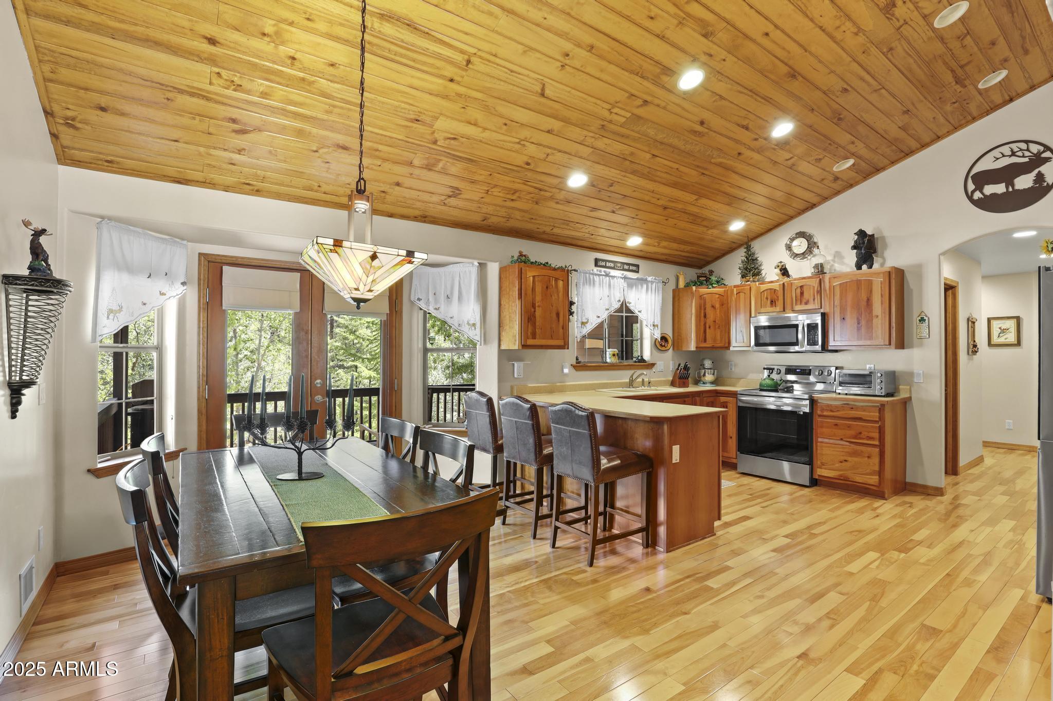 4275 N Strawberry Hollow