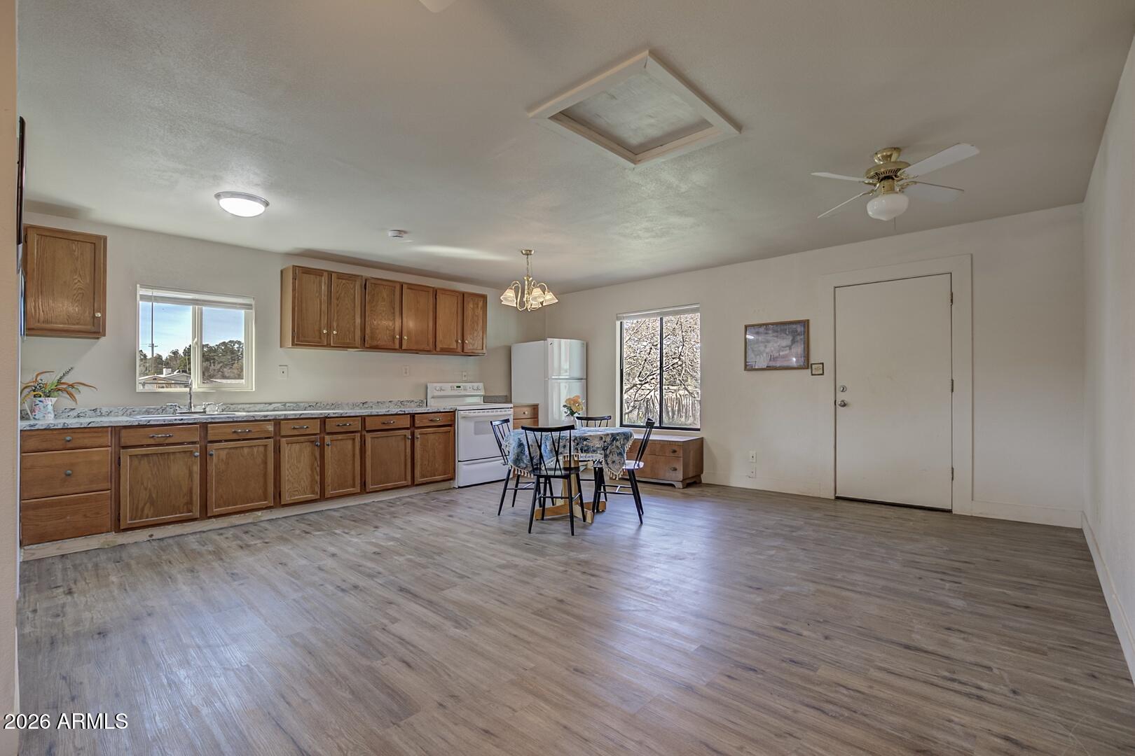 1033 W Bridle Path Lane