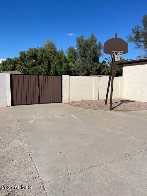 5512 E WINDROSE Drive