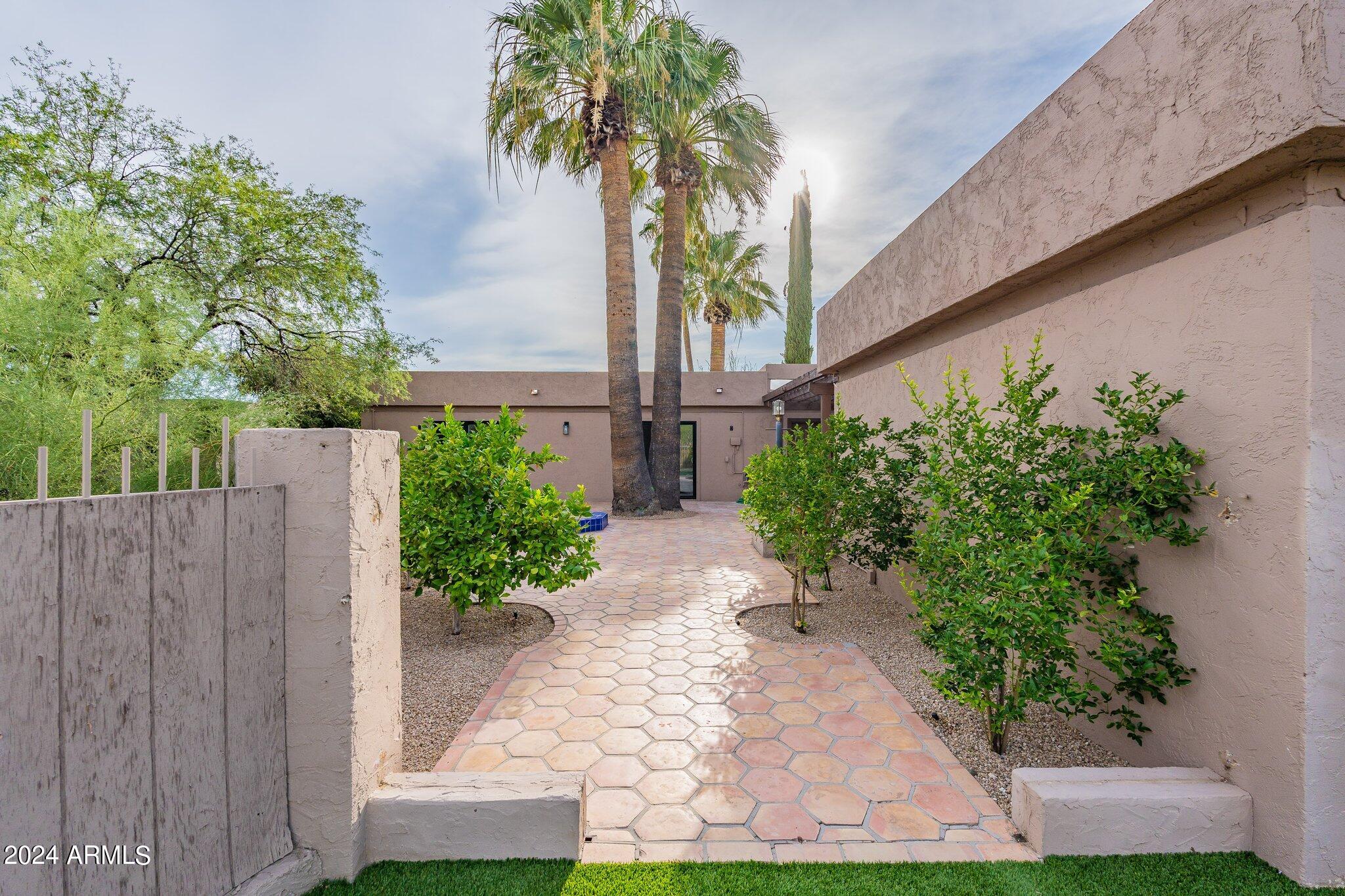 1062 N BOULDER Drive