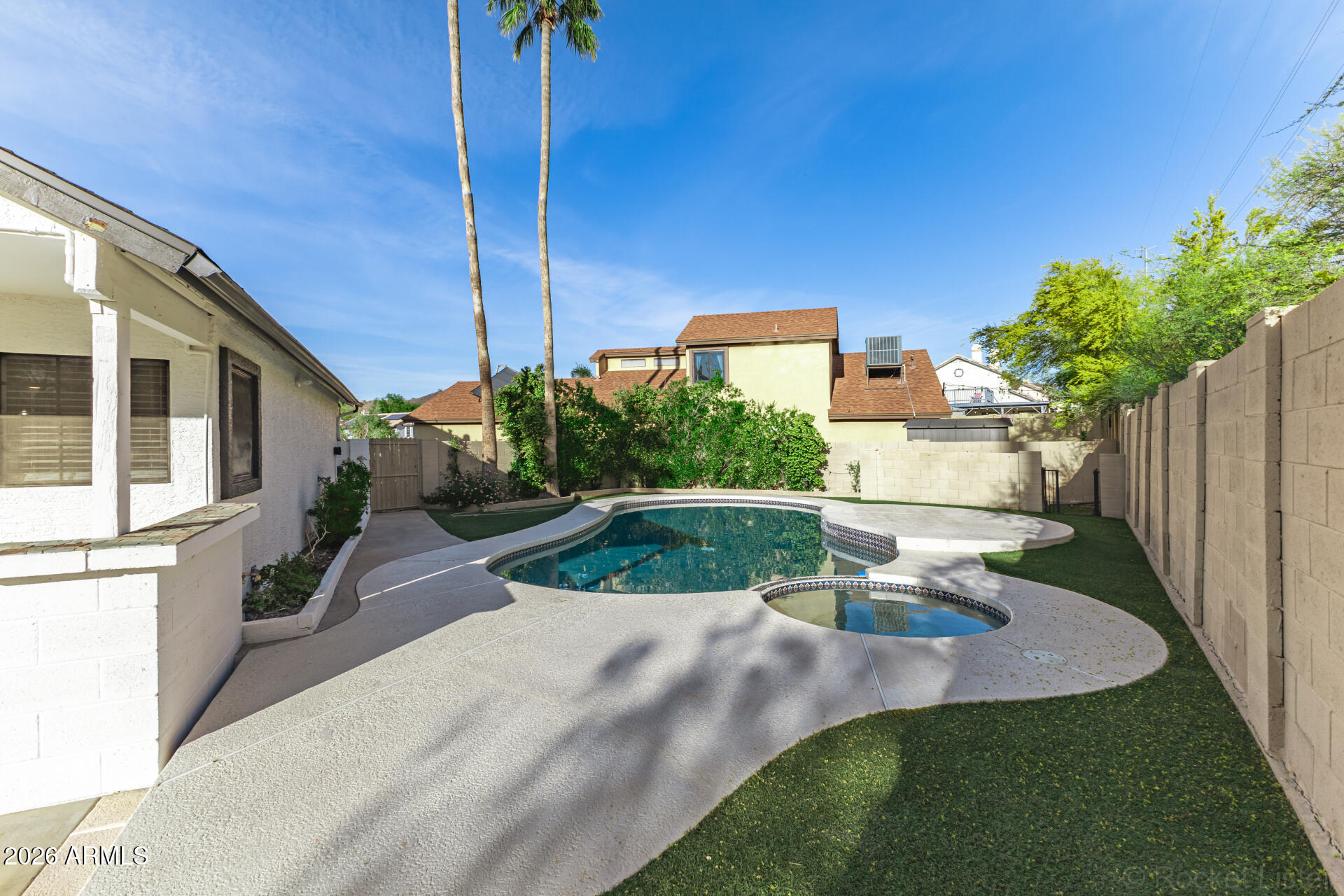 1411 E ROSEMONTE Drive
