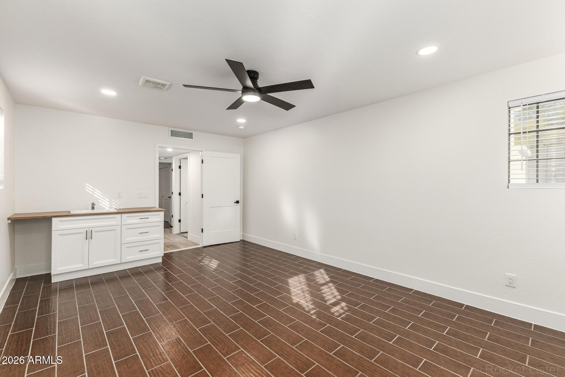 1411 E ROSEMONTE Drive