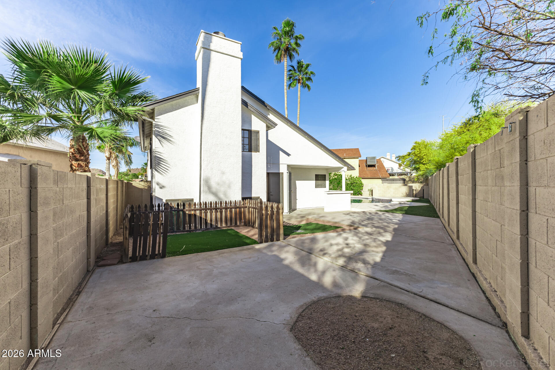 1411 E ROSEMONTE Drive