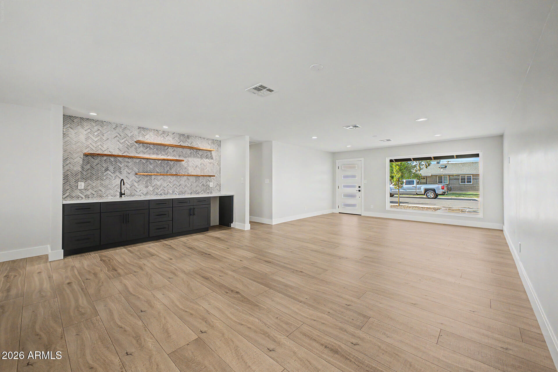 8013 E HUBBELL Street