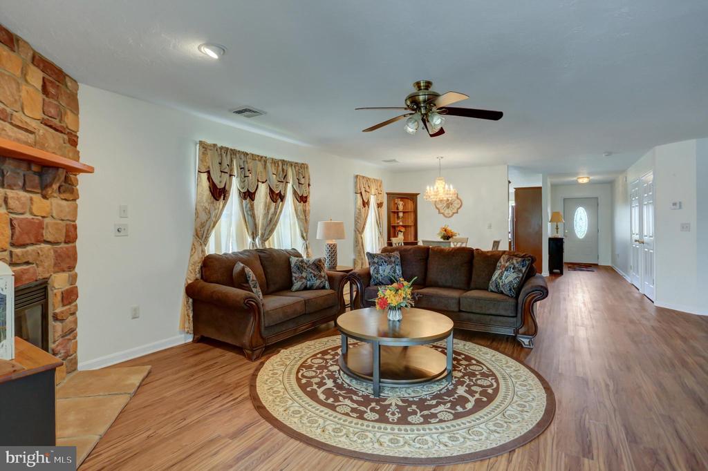 49 Lantern Ln