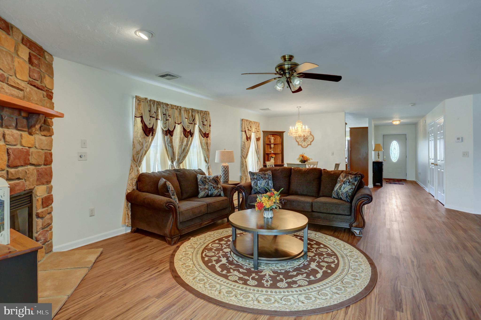 49 Lantern Ln