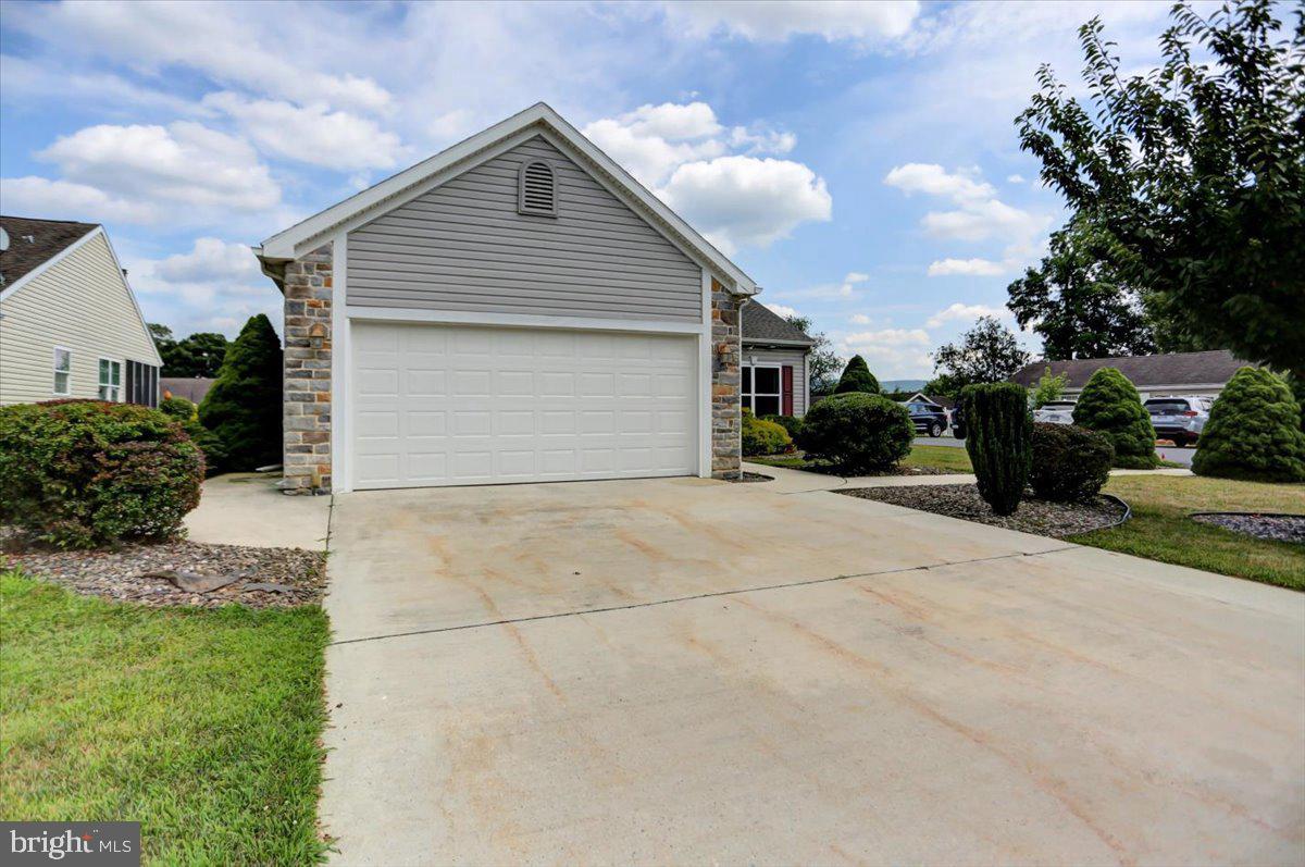 9 Lantern Ln