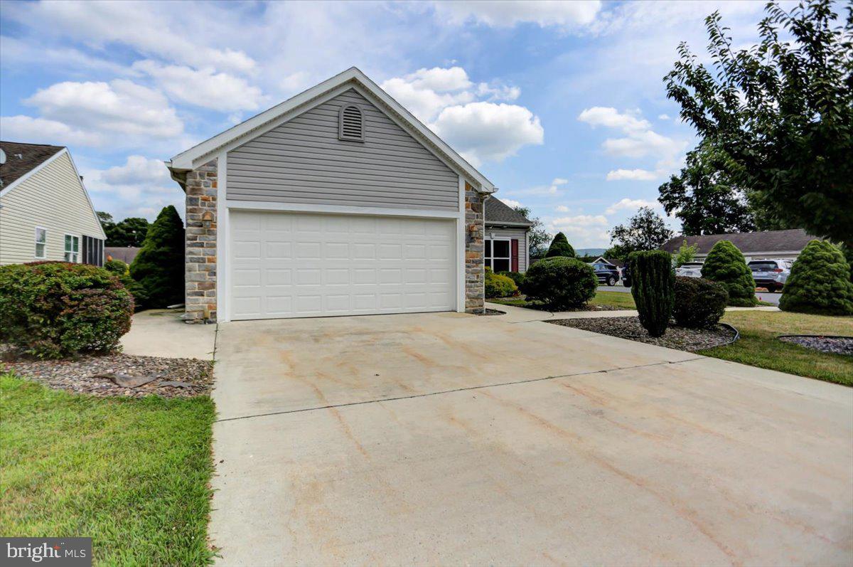 9 Lantern Ln