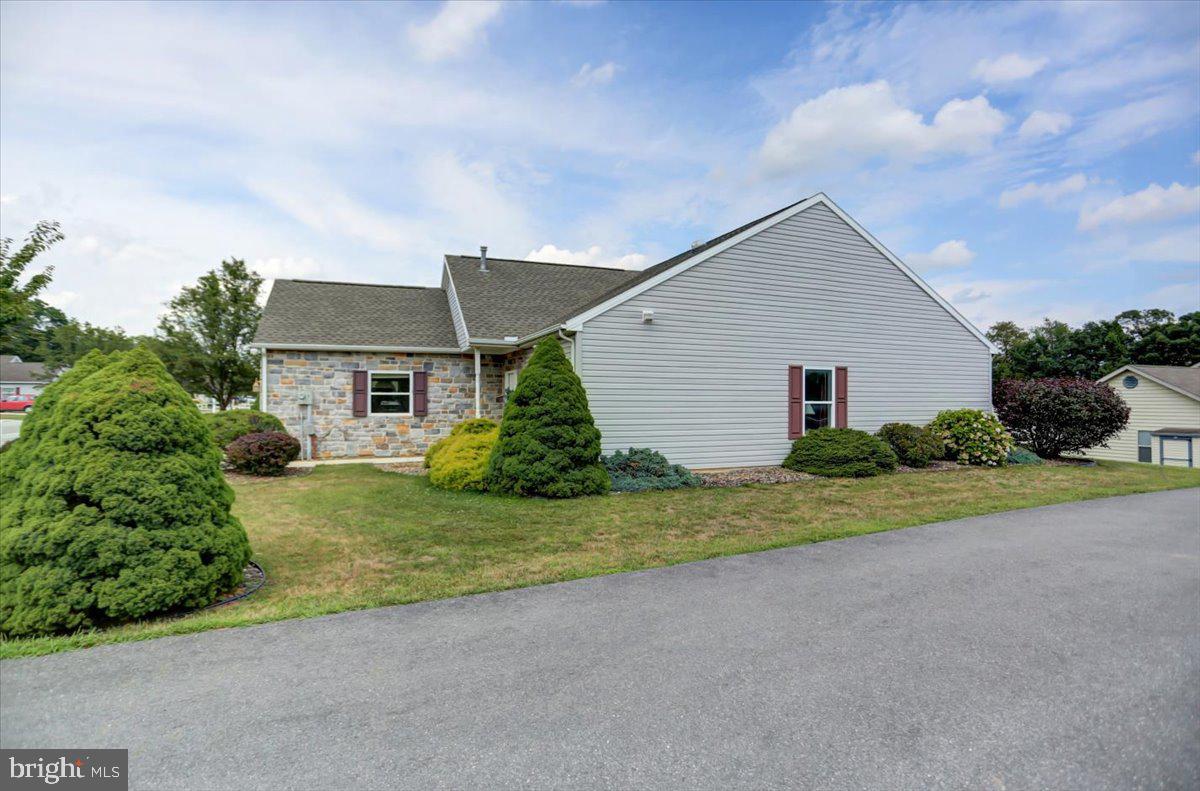 9 Lantern Ln