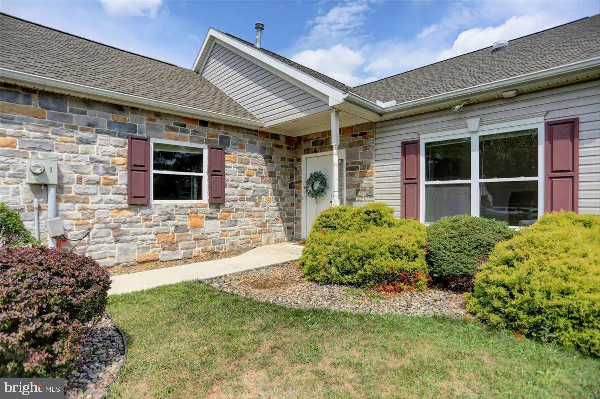 9 Lantern Ln