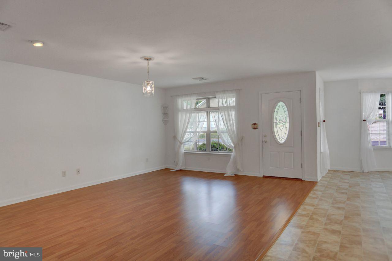 20 Colonial Ct