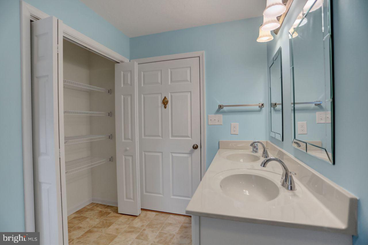 20 Colonial Ct