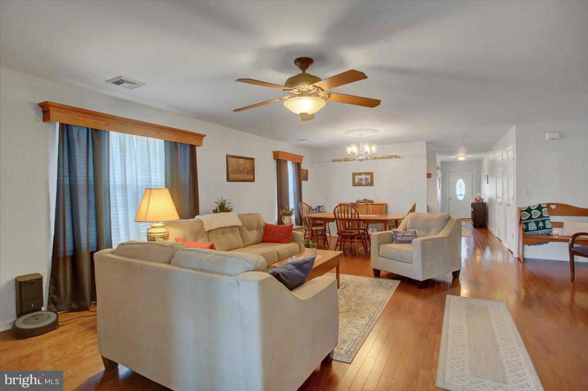 73 Lantern Ln