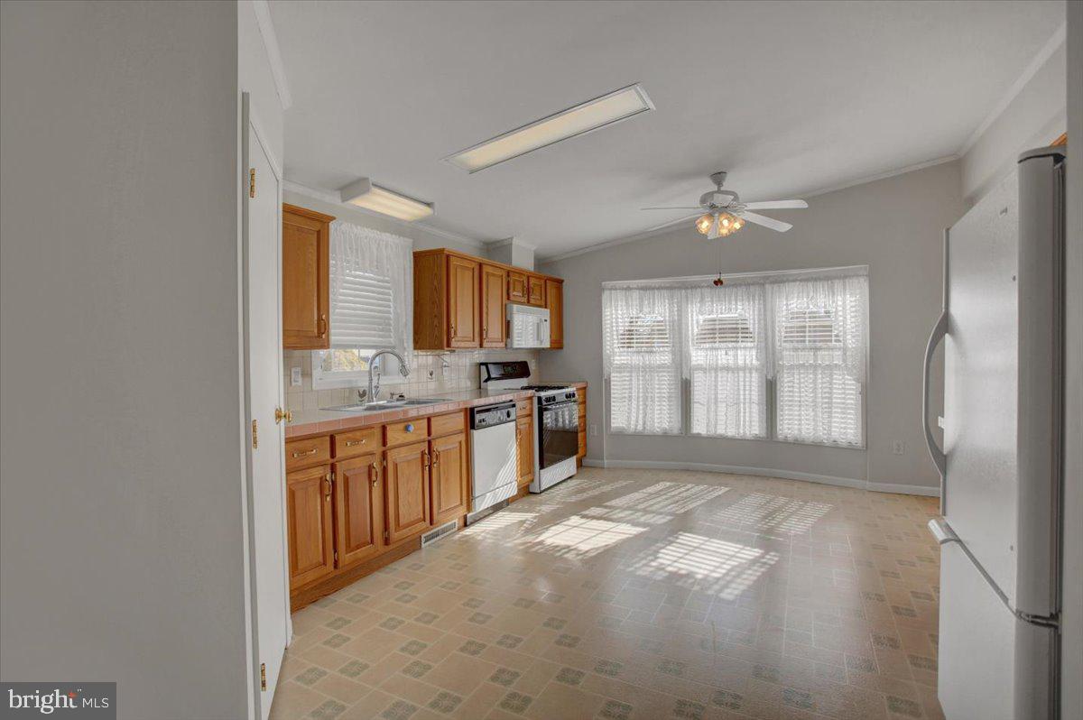 4 Lantern Ln