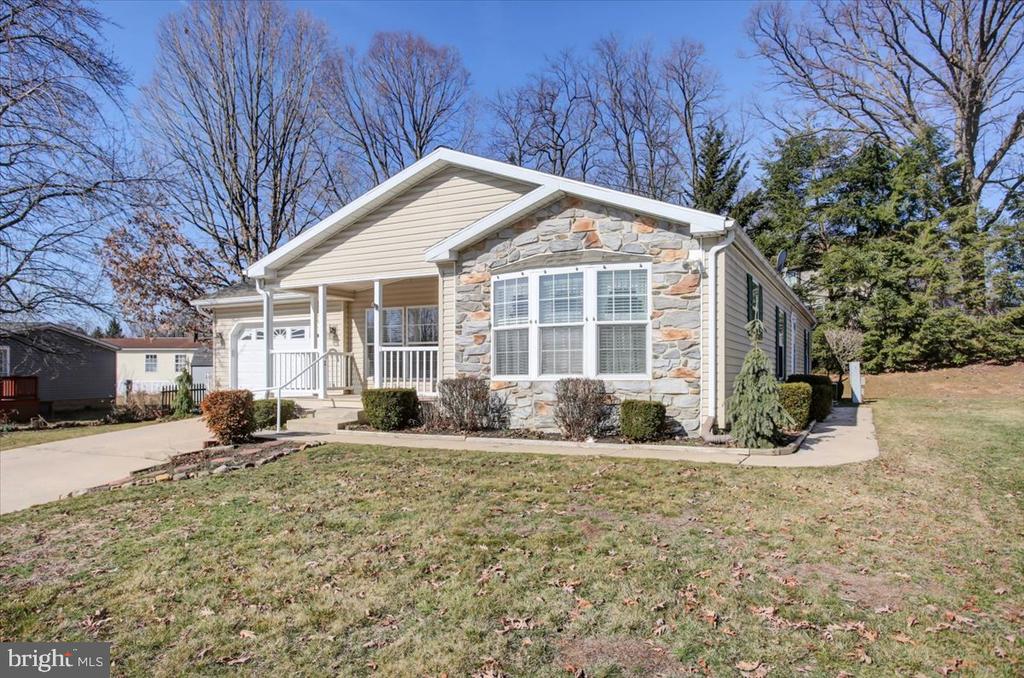 4 Lantern Ln