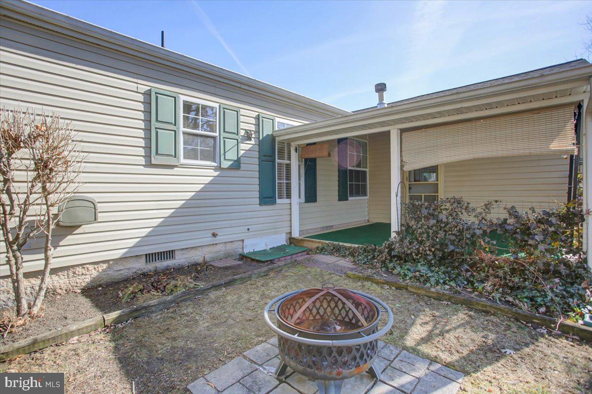 4 Lantern Ln