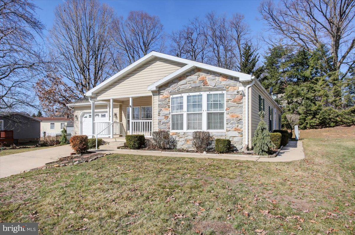 4 Lantern Ln
