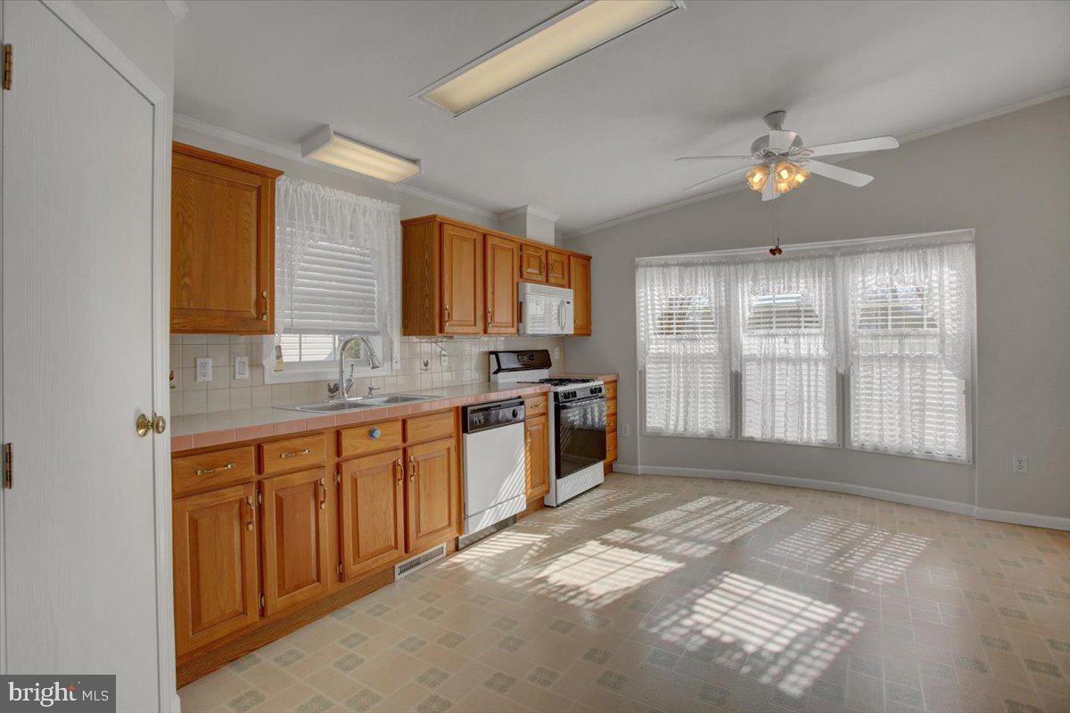 4 Lantern Ln