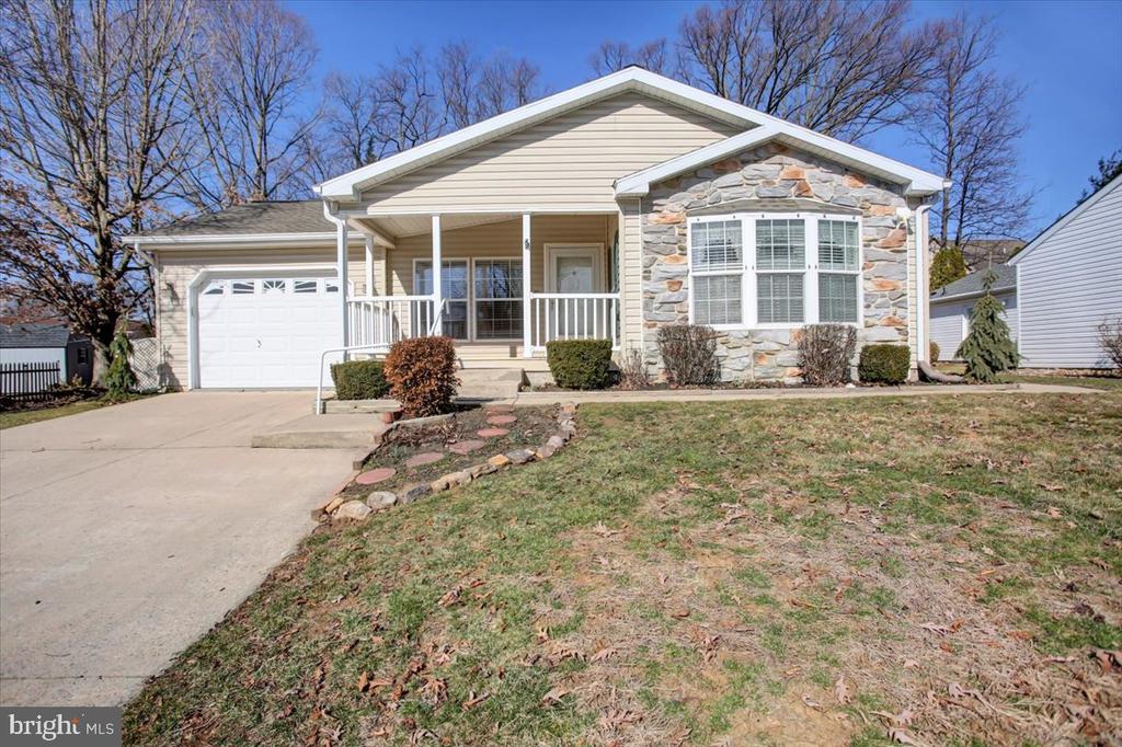 4 Lantern Ln