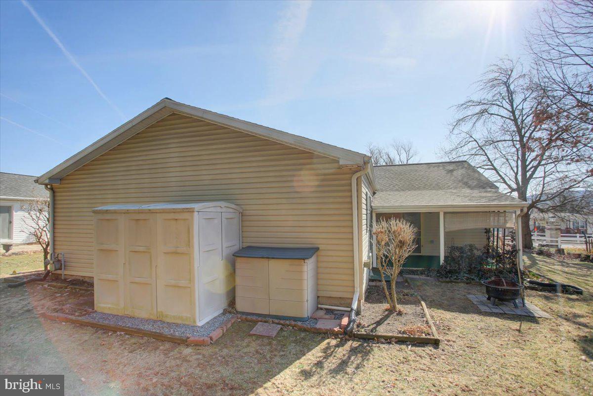 4 Lantern Ln