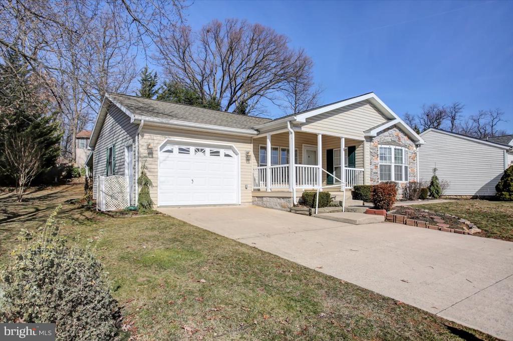 4 Lantern Ln