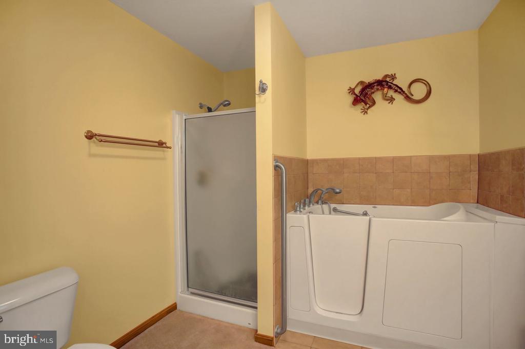 102 Colonial Ct