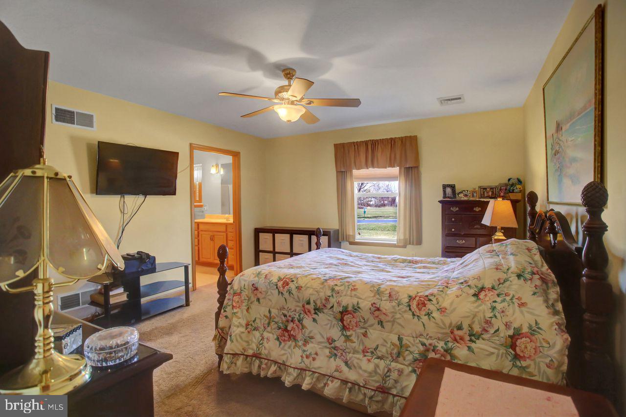 102 Colonial Ct