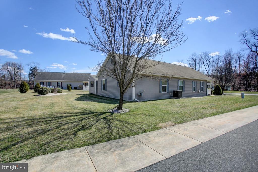 102 Colonial Ct