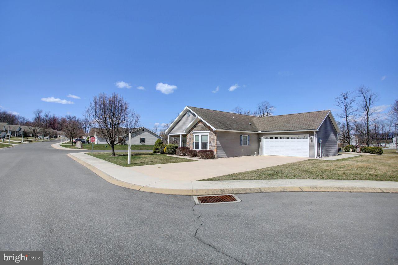 102 Colonial Ct