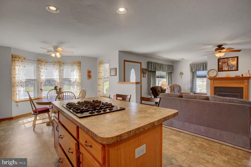 102 Colonial Ct
