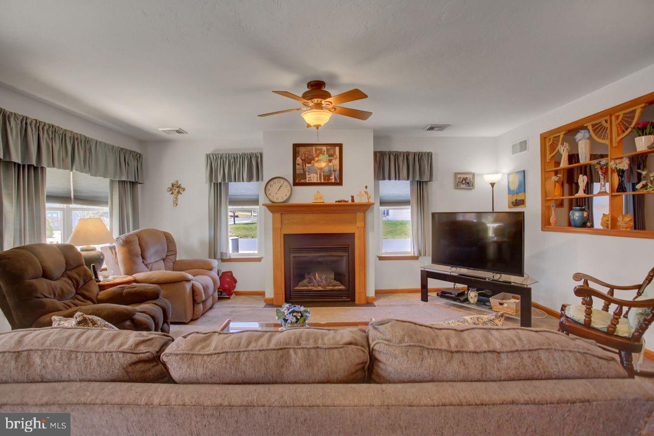 102 Colonial Ct