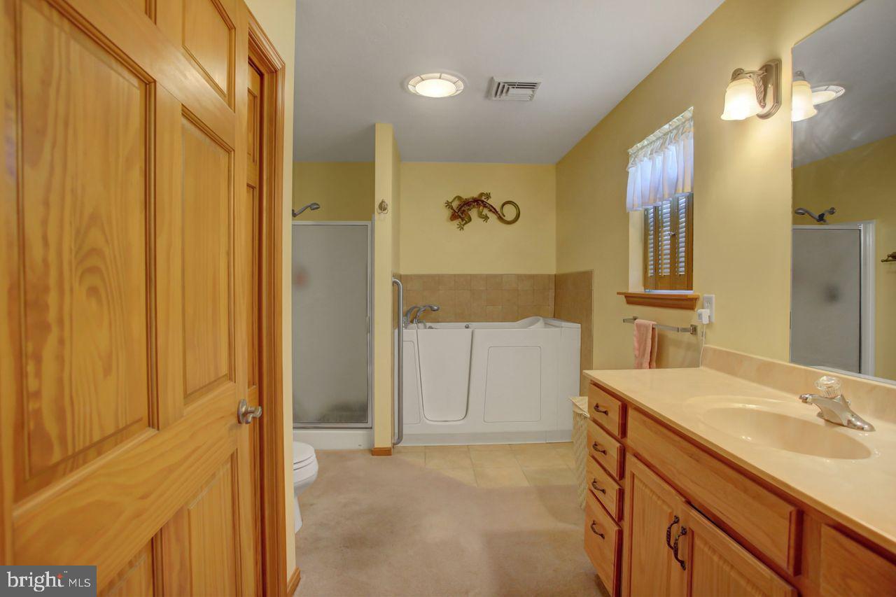 102 Colonial Ct