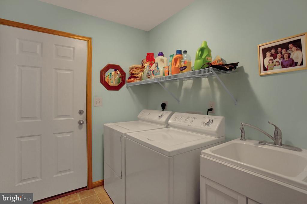 102 Colonial Ct