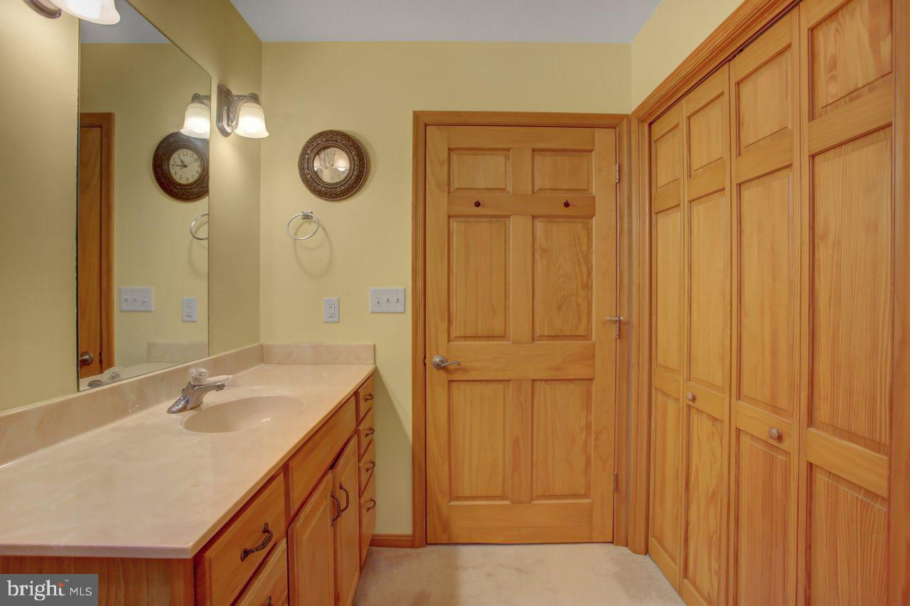 102 Colonial Ct