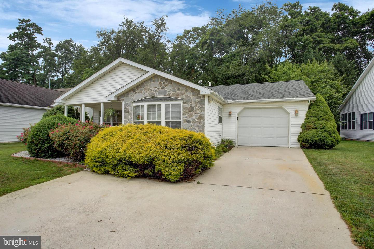 22 Lantern Ln