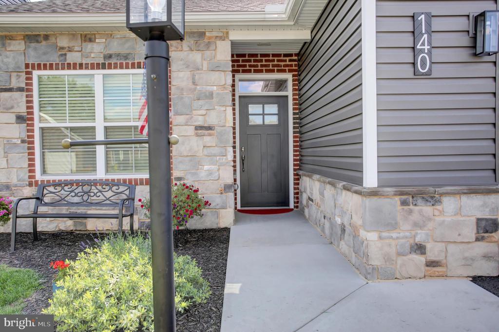 140 BLACKBIRD LANE