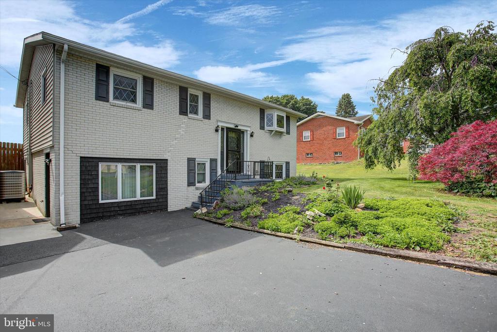108 WILLOW DRIVE