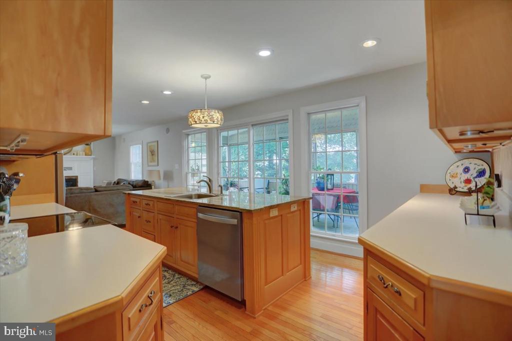 6147 Greenbriar Ln