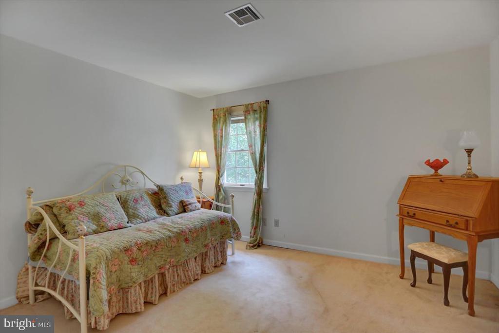 6147 Greenbriar Ln