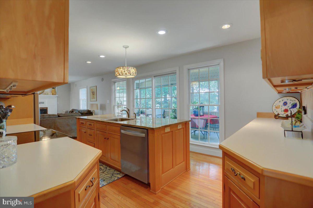 6147 Greenbriar Ln